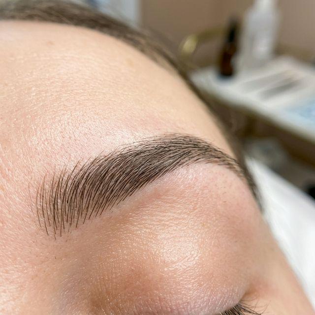 Microblading à Bougival : la technique pour des sourcils naturels