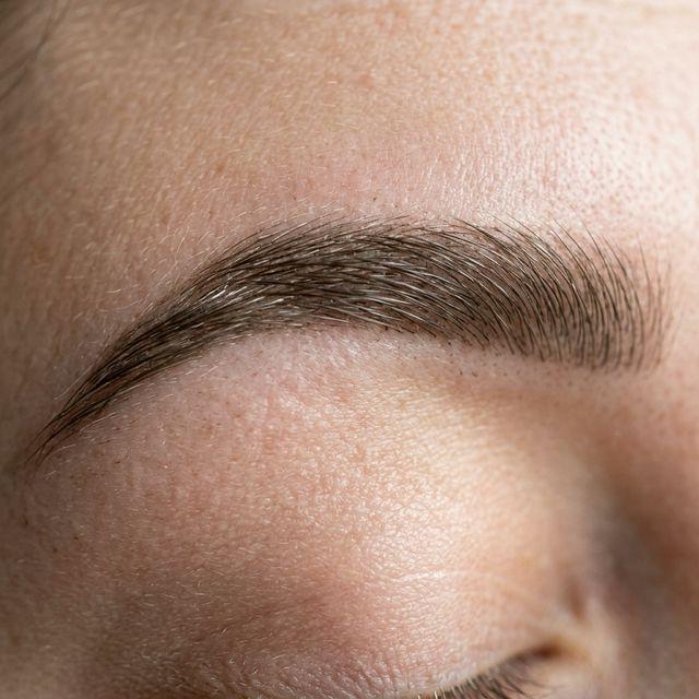 Microblading sur cicatrice ou alopécie : redessiner un sourcil absent